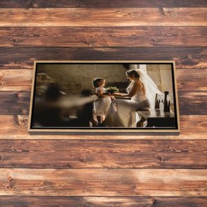 El Marco Fusion destaca por su diseño único que combina elegancia y modernidad. Su color negro y oro aporta un toque sofisticado, mientras que el paspartú blanco resalta la imagen y aporta luminosidad. La colección Fusion crea un efecto visual único gracias al espacio existente entre el lienzo y el marco, lo que permite que la imagen se proyecte y cobre vida. Este diseño es ideal para quienes buscan un marco moderno y minimalista sin perder el impacto visual. Para realizar tu pedido, asegúrate de subir tu foto en la mejor calidad posible, ya que esto garantizará un resultado perfecto que hará que tu imagen brille aún más con el Marco Fusion. ¡Dale a tus fotos el protagonismo que merecen!