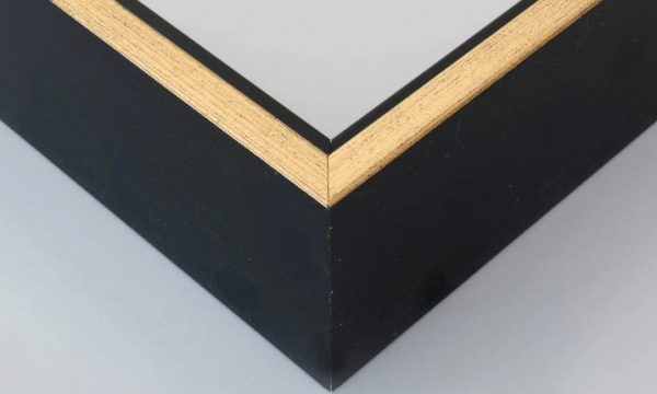 El Marco Fusion destaca por su diseño único que combina elegancia y modernidad. Su color negro y oro aporta un toque sofisticado, mientras que el paspartú blanco resalta la imagen y aporta luminosidad. La colección Fusion crea un efecto visual único gracias al espacio existente entre el lienzo y el marco, lo que permite que la imagen se proyecte y cobre vida. Este diseño es ideal para quienes buscan un marco moderno y minimalista sin perder el impacto visual. Para realizar tu pedido, asegúrate de subir tu foto en la mejor calidad posible, ya que esto garantizará un resultado perfecto que hará que tu imagen brille aún más con el Marco Fusion. ¡Dale a tus fotos el protagonismo que merecen!
