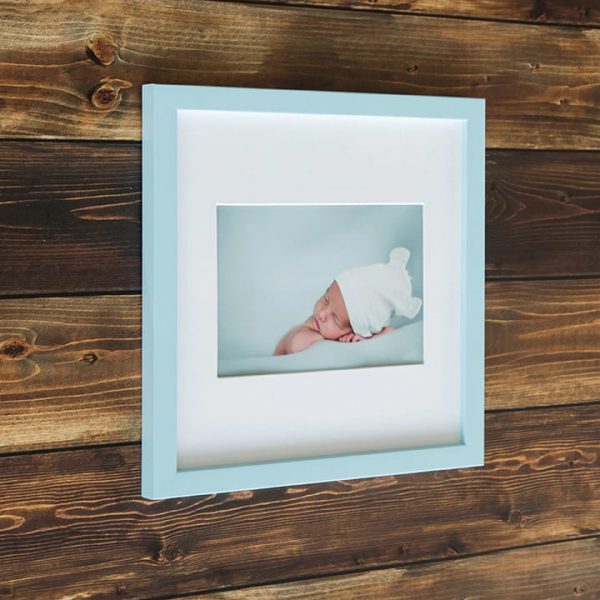 El Marco Minimal es la opción perfecta para quienes buscan una estética minimalista y elegante. Sin adornos innecesarios, destaca por su simplicidad, permitiendo que la fotografía sea la protagonista, mientras el marco actúa como un sofisticado accesorio. Disponible en un elegante azul, este marco incluye un paspartú blanco que resalta la imagen y un acrílico antireflejos para protegerla mientras se mantiene libre de reflejos molestos.
