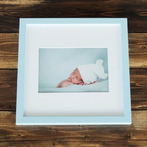 El Marco Minimal es la opción perfecta para quienes buscan una estética minimalista y elegante. Sin adornos innecesarios, destaca por su simplicidad, permitiendo que la fotografía sea la protagonista, mientras el marco actúa como un sofisticado accesorio. Disponible en un elegante azul, este marco incluye un paspartú blanco que resalta la imagen y un acrílico antireflejos para protegerla mientras se mantiene libre de reflejos molestos.