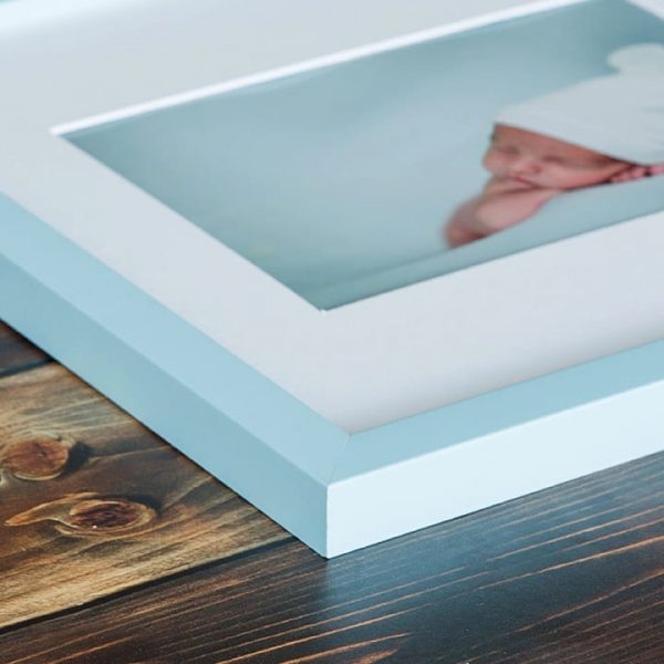 El Marco Minimal es la opción perfecta para quienes buscan una estética minimalista y elegante. Sin adornos innecesarios, destaca por su simplicidad, permitiendo que la fotografía sea la protagonista, mientras el marco actúa como un sofisticado accesorio. Disponible en un elegante azul, este marco incluye un paspartú blanco que resalta la imagen y un acrílico antireflejos para protegerla mientras se mantiene libre de reflejos molestos.