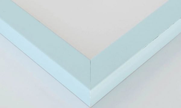 El Marco Minimal es la opción perfecta para quienes buscan una estética minimalista y elegante. Sin adornos innecesarios, destaca por su simplicidad, permitiendo que la fotografía sea la protagonista, mientras el marco actúa como un sofisticado accesorio. Disponible en un elegante azul, este marco incluye un paspartú blanco que resalta la imagen y un acrílico antireflejos para protegerla mientras se mantiene libre de reflejos molestos.