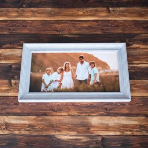 El Marco Retro Personalizado con Fotografía destaca por su diseño audaz y contemporáneo, ideal para quienes buscan una pieza decorativa que combine elegancia, sobriedad y personalidad