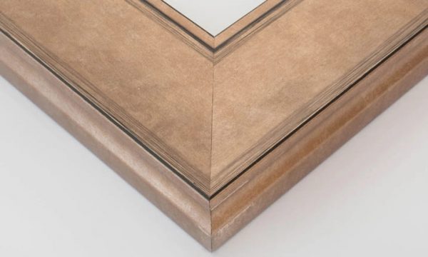 El Marco Royal es la elección ideal para quienes buscan una decoración con un aire vintage, evocando referencias al pasado y capturando la estética y cultura de una época específica.