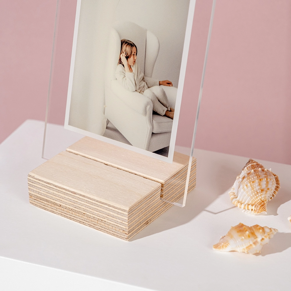 StandUP Clear – Marco acrílico personalizado con base de madera