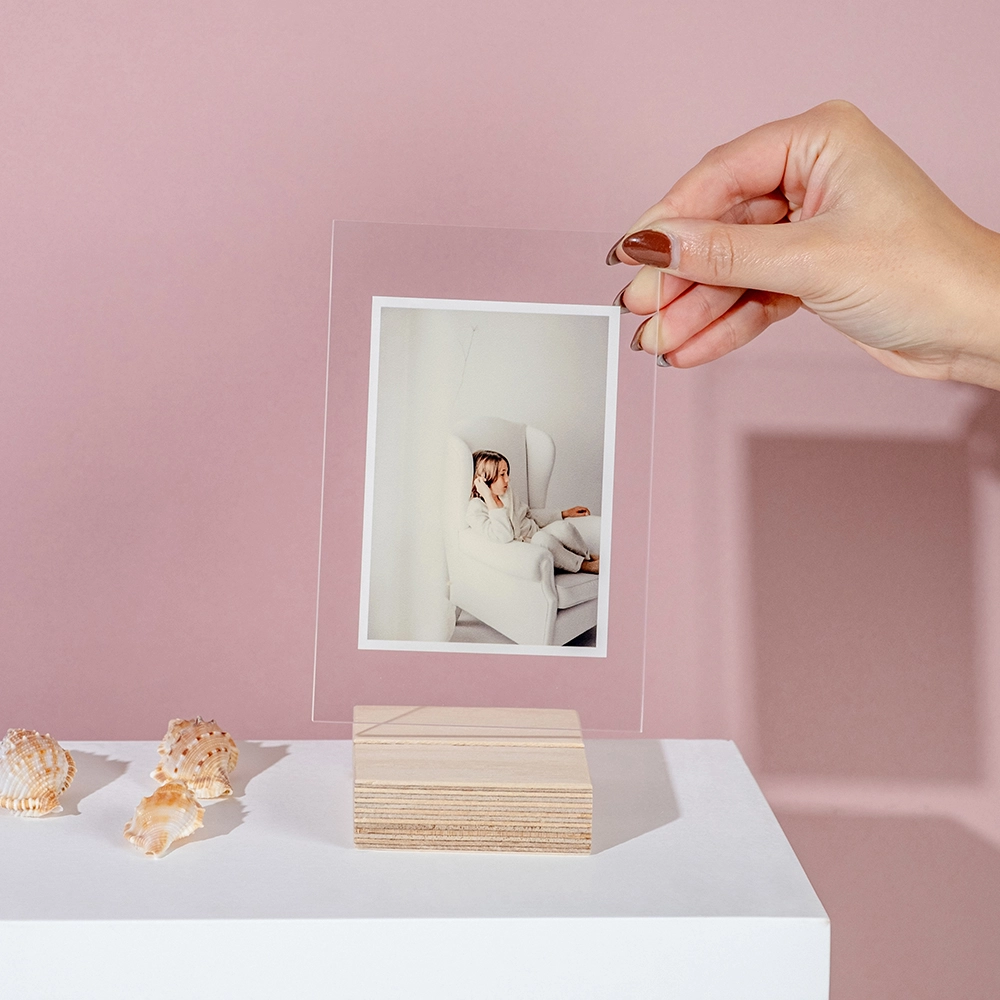 StandUP Clear – Marco acrílico personalizado con base de madera