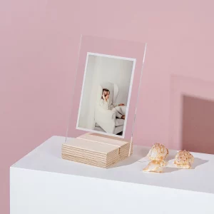 StandUP Clear – Marco acrílico personalizado con base de madera