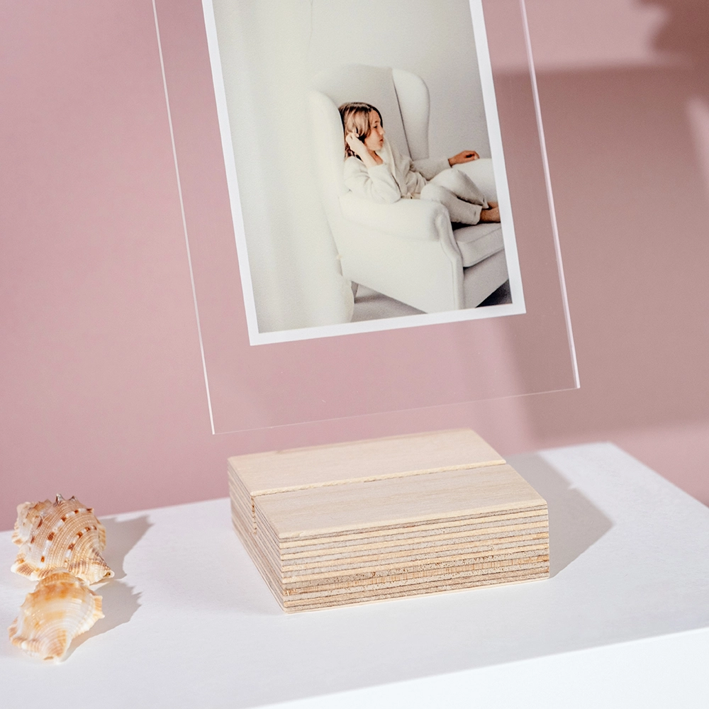 StandUP Clear – Marco acrílico personalizado con base de madera