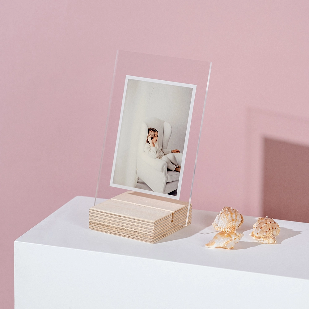 StandUP Clear – Marco acrílico personalizado con base de madera