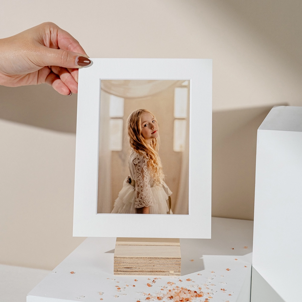 StandUp Passepartout: Marco de foto personalizado con base de madera — Un elegante marco con passepartout blanco y base de madera clara, ideal para destacar tus mejores recuerdos con estilo. Perfecto para regalar o decorar en bodas, comuniones y bautizos.