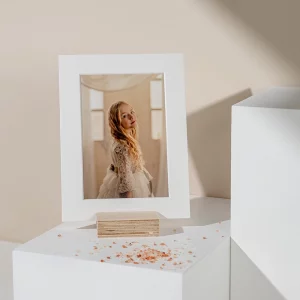StandUp Passepartout: Marco de foto personalizado con base de madera — Un elegante marco con passepartout blanco y base de madera clara, ideal para destacar tus mejores recuerdos con estilo. Perfecto para regalar o decorar en bodas, comuniones y bautizos.