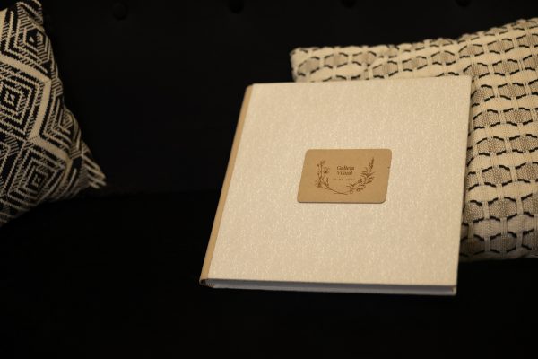 Este ábum de colección de boda combina delicadeza y estilo con un diseño inspirado en la colección Kiara, pero con un toque más sutil y patrones más diminutos.