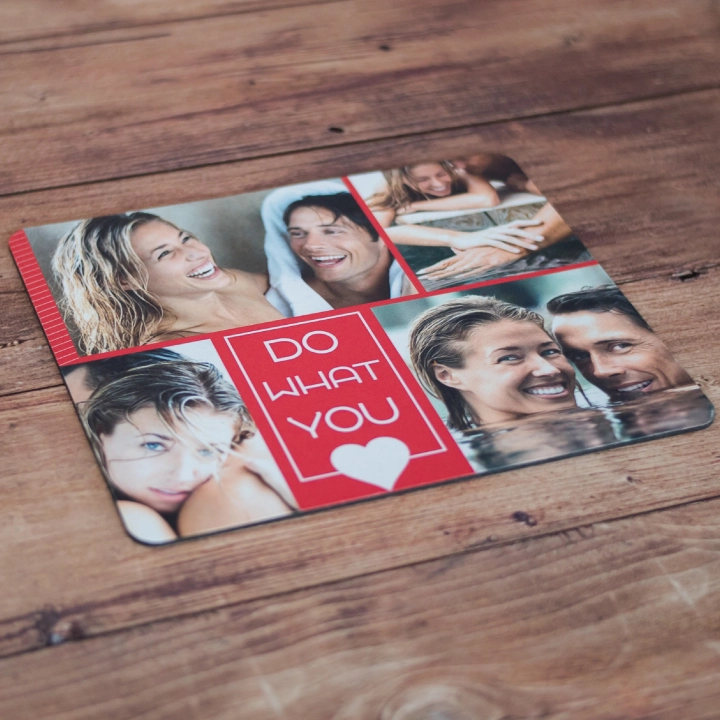 Dale un toque único a tu espacio de trabajo con nuestras alfombrillas personalizables. Perfectas para casa u oficina, puedes elegir tus fotos y diseñarlas a tu gusto para obtener un resultado profesional y de alta calidad. Fabricadas en material textil duradero, en tamaño 23x19 cm, son el complemento ideal para uso personal o profesional.
