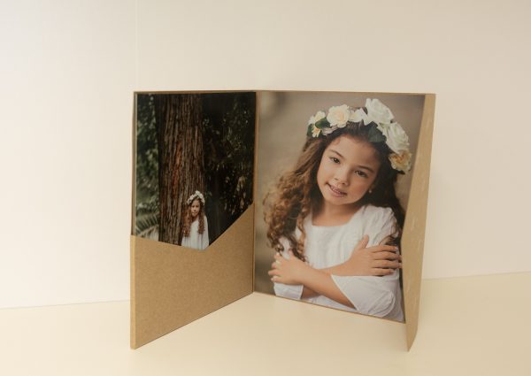El Cover Premium (11 fotografías) es una elegante opción para regalar recuerdos impresos a los invitados más especiales de una Comunión.
