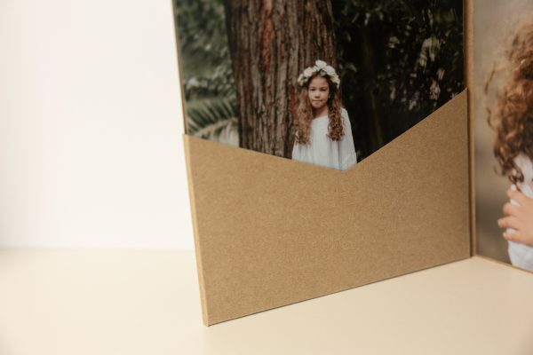 El Cover Premium (11 fotografías) es una elegante opción para regalar recuerdos impresos a los invitados más especiales de una Comunión.