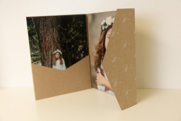 El Cover Premium (11 fotografías) es una elegante opción para regalar recuerdos impresos a los invitados más especiales de una Comunión.