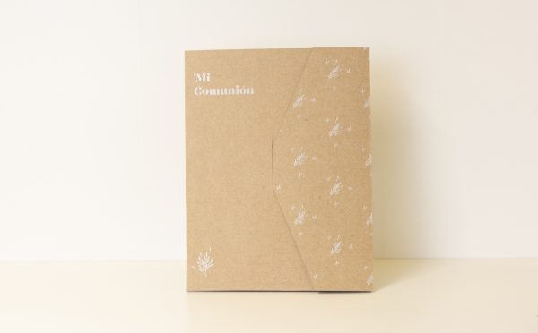 El Cover Premium (11 fotografías) es una elegante opción para regalar recuerdos impresos a los invitados más especiales de una Comunión.