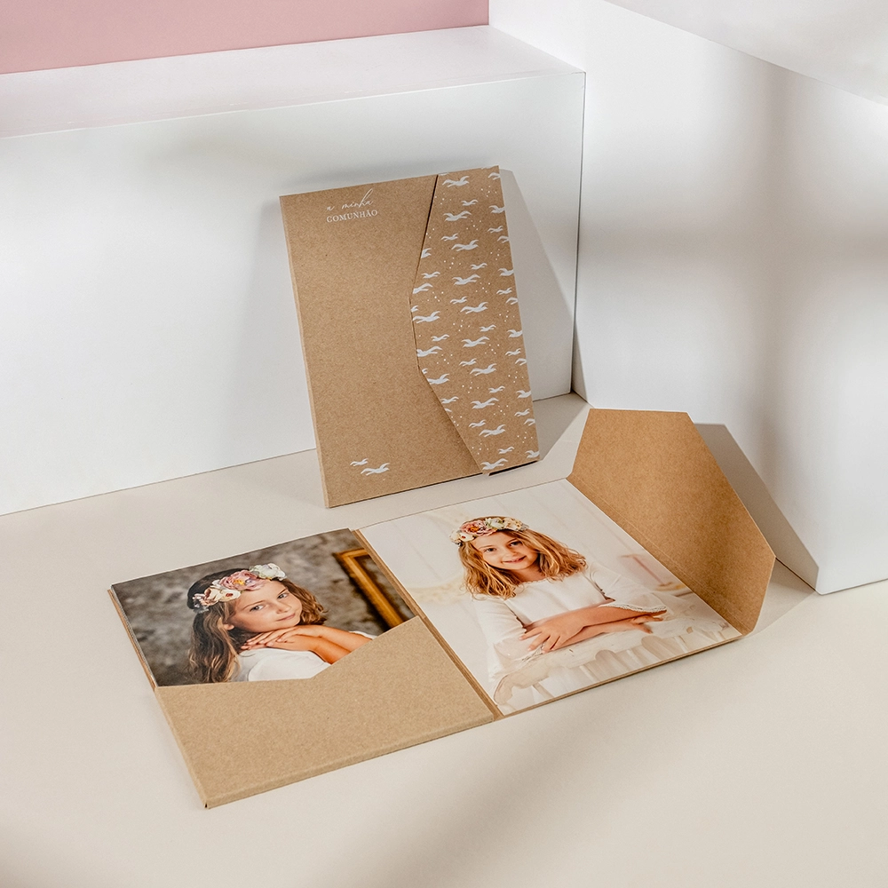 El Cover Premium Pack de 11 fotografías personalizadas es el detalle perfecto para regalar en Primeras Comuniones, bodas o bautizos.