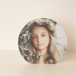 El Marco de Escritorio Personalizado en PVC con Fotografía es un detalle moderno y elegante para conservar tus mejores recuerdos.