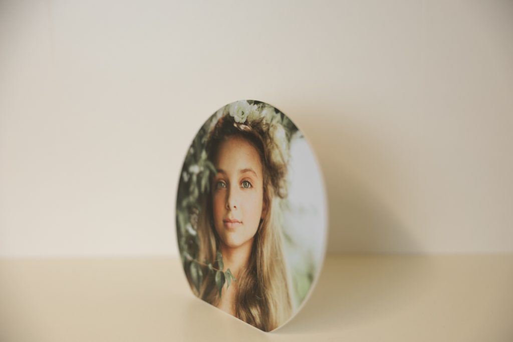 El Holy Photo Desk es un elegante y versátil soporte fotográfico diseñado para enmarcar momentos especiales como comuniones, bautizos o retratos familiares.