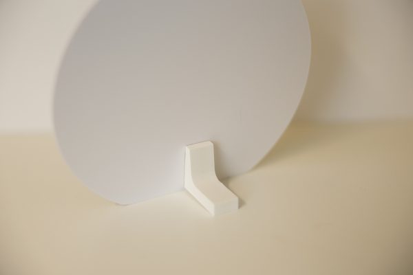 El Holy Photo Desk es un elegante y versátil soporte fotográfico diseñado para enmarcar momentos especiales como comuniones, bautizos o retratos familiares.
