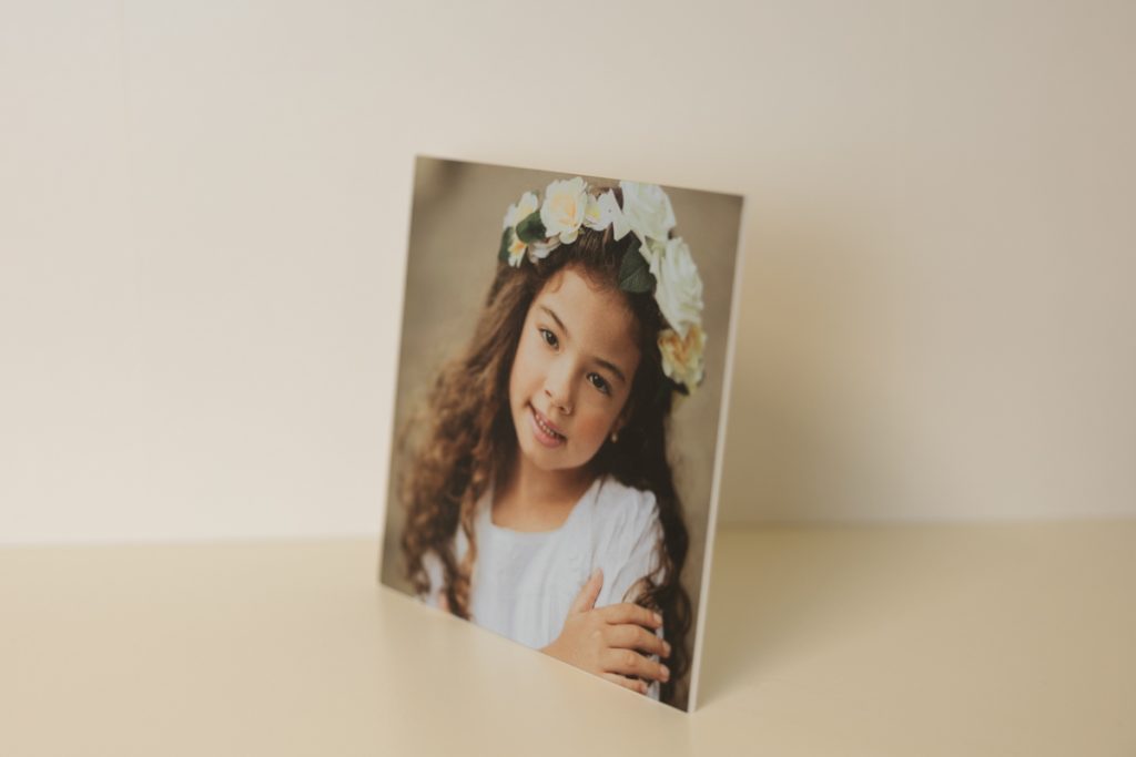 El Holy Photo Desk es un elegante y versátil soporte fotográfico diseñado para enmarcar momentos especiales como comuniones, bautizos o retratos familiares.