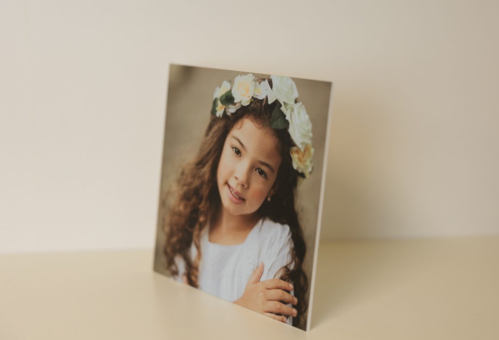 El Holy Photo Desk es un elegante y versátil soporte fotográfico diseñado para enmarcar momentos especiales como comuniones, bautizos o retratos familiares.