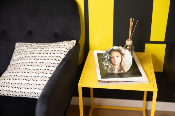 El Holy Photo Desk es un elegante y versátil soporte fotográfico diseñado para enmarcar momentos especiales como comuniones, bautizos o retratos familiares.