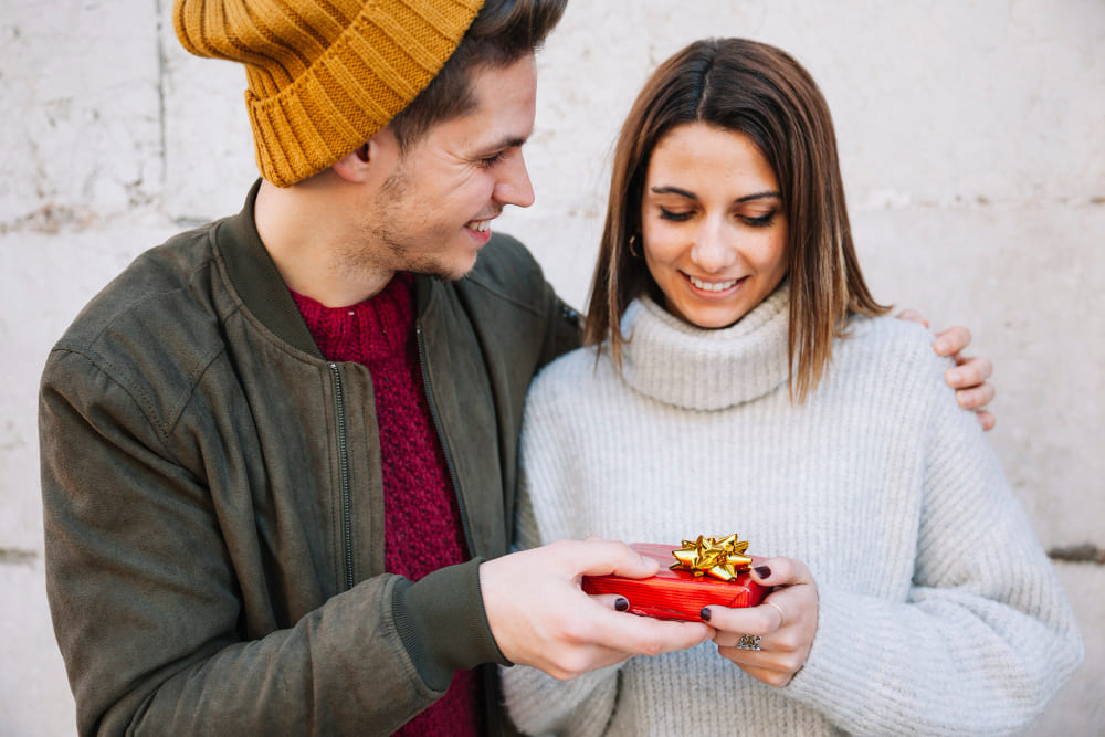 En el corazón de A Coruña, donde el mar se funde con la tradición y la modernidad, los regalos personalizados para parejas adquieren un significado especial.