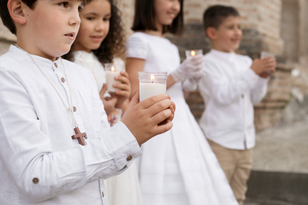 En el caso de la Primera Comunión, los recordatorios suelen ser pequeños objetos o tarjetas que incluyen el nombre del niño o la niña, la fecha de la ceremonia y, a veces, una foto o un mensaje personalizado. 