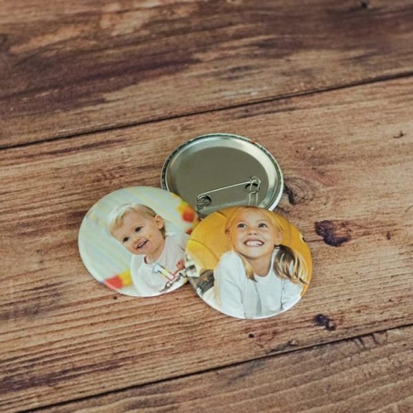 Crea tu propio pin personalizado o chapita personalizada y lleva tus recuerdos siempre contigo. Solo tienes que elegir el diseño y en pocos minutos tendrás un pin único, ideal para lucir en la solapa y regalar como recordatorios personalizados. Fabricado mediante sublimación térmica, ofrece gran calidad y versatilidad para distintas ocasiones y objetivos. 