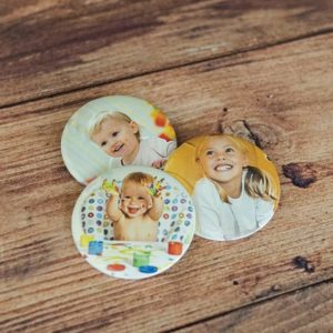 Crea tu propio pin personalizado o chapita personalizada y lleva tus recuerdos siempre contigo. Solo tienes que elegir el diseño y en pocos minutos tendrás un pin único, ideal para lucir en la solapa y regalar como recordatorios personalizados. Fabricado mediante sublimación térmica, ofrece gran calidad y versatilidad para distintas ocasiones y objetivos. 