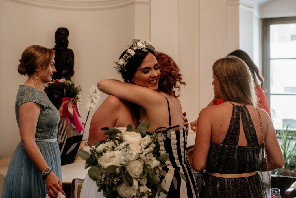 Uno de esos detalles que ha ganado cada vez más importancia en las bodas de hoy en España, y especialmente en Galicia, es el recordatorio personalizado para invitados. Pero… ¿qué son exactamente estos recordatorios y por qué son tan especiales?