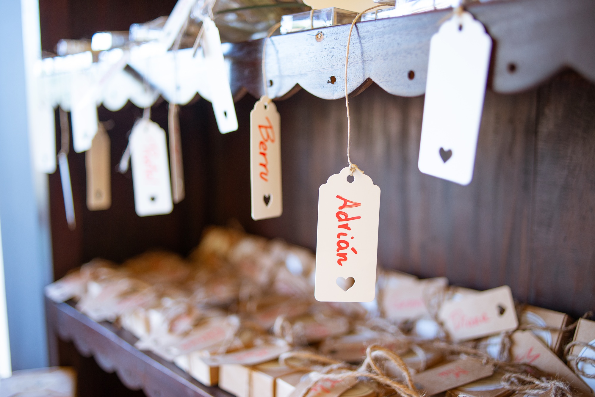Uno de esos detalles que ha ganado cada vez más importancia en las bodas de hoy en España, y especialmente en Galicia, es el recordatorio personalizado para invitados. Pero… ¿qué son exactamente estos recordatorios y por qué son tan especiales?