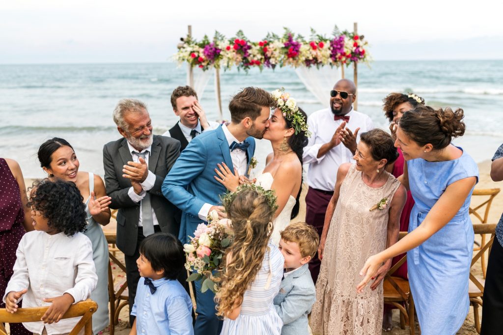 Uno de esos detalles que ha ganado cada vez más importancia en las bodas de hoy en España, y especialmente en Galicia, es el recordatorio personalizado para invitados. Pero… ¿qué son exactamente estos recordatorios y por qué son tan especiales?