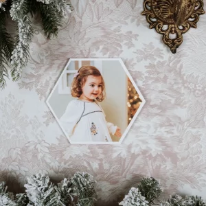 El Marco de foto de Navidad personalizado para pared es la opción perfecta para quienes buscan darle un toque moderno y emotivo a la decoración navideña.