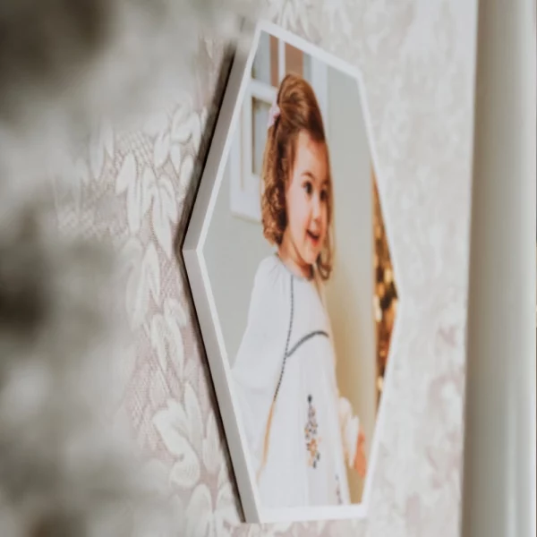 El Marco de foto de Navidad personalizado para pared es la opción perfecta para quienes buscan darle un toque moderno y emotivo a la decoración navideña.