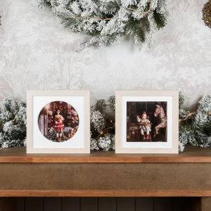 El marco de foto personalizado de Navidad es una pieza decorativa única que combina estilo rústico y calidez.