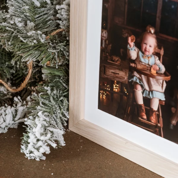 El marco de foto personalizado de Navidad es una pieza decorativa única que combina estilo rústico y calidez.
