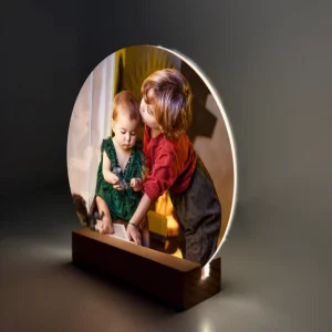 El marco de fotos personalizado con luz LED es un regalo de Navidad innovador y lleno de encanto.