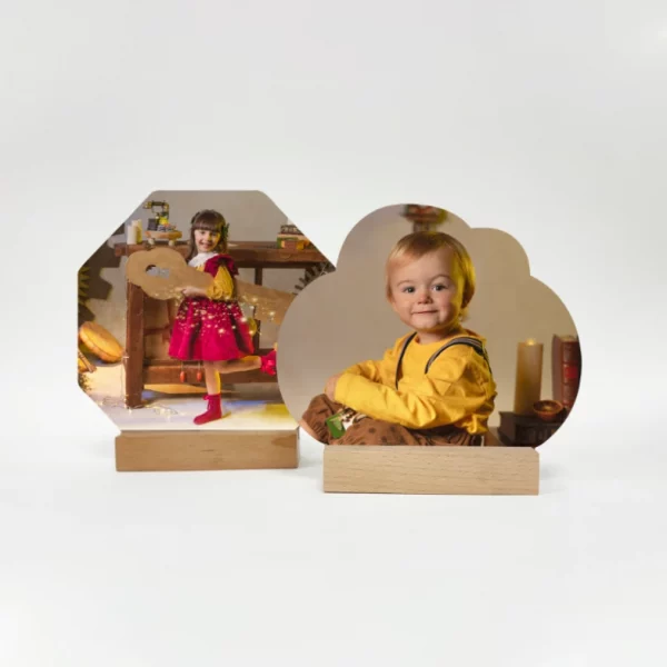 El marco de fotos personalizado con luz LED es un regalo de Navidad innovador y lleno de encanto.