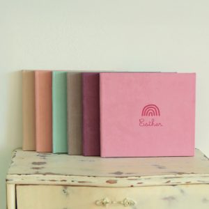 El Álbum de Fotos para Bautizos, Bebés y Familias Personalizado de la Colección Dulce Simple es una joya para quienes desean conservar los momentos más tiernos de la infancia y la familia con elegancia, suavidad y estilo atemporal.