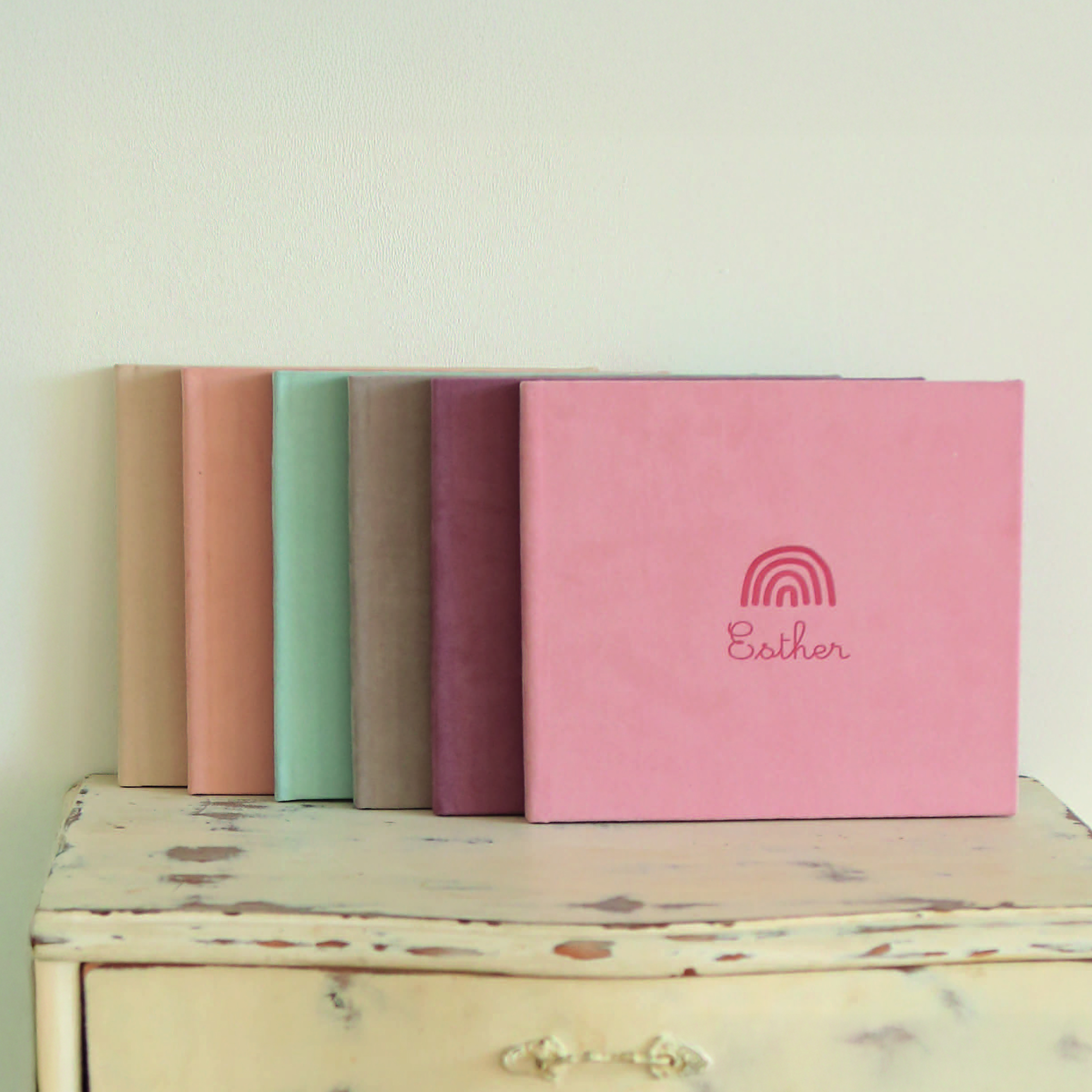 El Álbum de Fotos para Bautizos, Bebés y Familias Personalizado de la Colección Dulce Simple es una joya para quienes desean conservar los momentos más tiernos de la infancia y la familia con elegancia, suavidad y estilo atemporal.