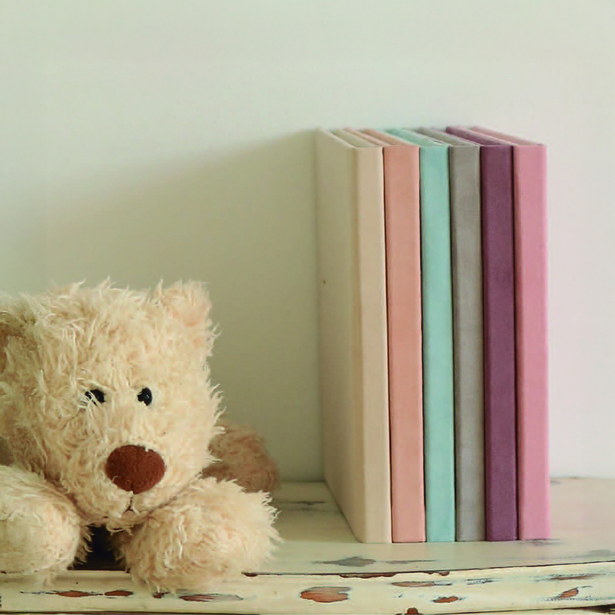 El Álbum de Fotos para Bautizos, Bebés y Familias Personalizado de la Colección Dulce Simple es una joya para quienes desean conservar los momentos más tiernos de la infancia y la familia con elegancia, suavidad y estilo atemporal.