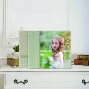 El Álbum de Fotos de Primera Comunión con Portada Personalizada Gravatta combina diseño minimalista y elegancia artesanal.