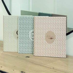 El Álbum Fotográfico de Primera Comunión con Diseño Vintage combina elegancia retro y personalización. Con cubierta textil de estilo clásico, páginas en papel Silk de 400 g y chapa personalizable, es el recuerdo perfecto para conservar los momentos más especiales con un toque nostálgico y refinado.