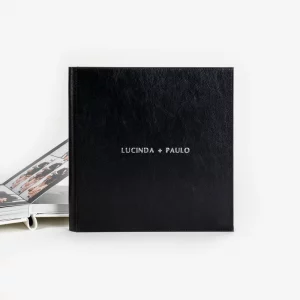El Álbum Fotográfico Personalizado de Lujo es la elección ideal para quienes buscan un álbum de boda elegante, exclusivo y duradero.