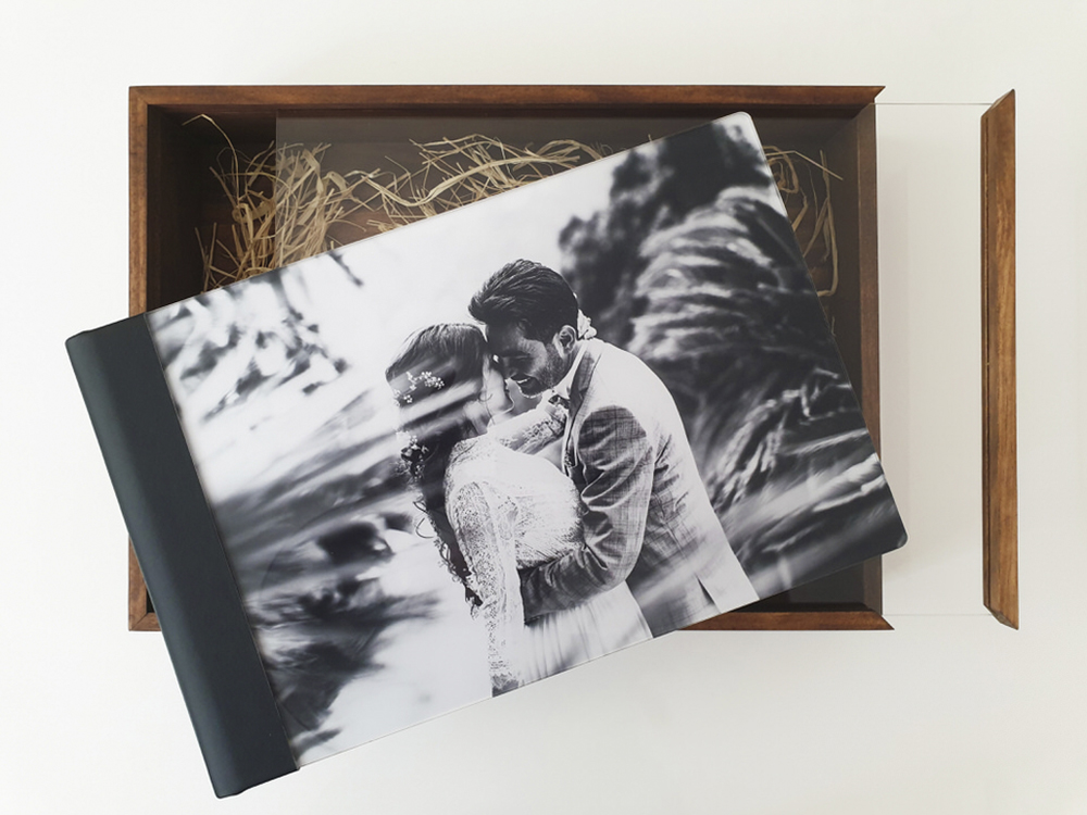El Álbum de Fotos con Portada en Acrílico Premium es un álbum fotográfico de lujo con diseño personalizado, ideal para bodas, familia o sesiones profesionales.