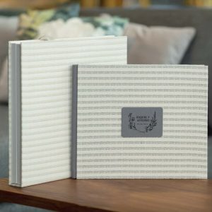 El Álbum de Fotos de Boda Personalizado con Diseño Vintage combina elegancia clásica y personalización.