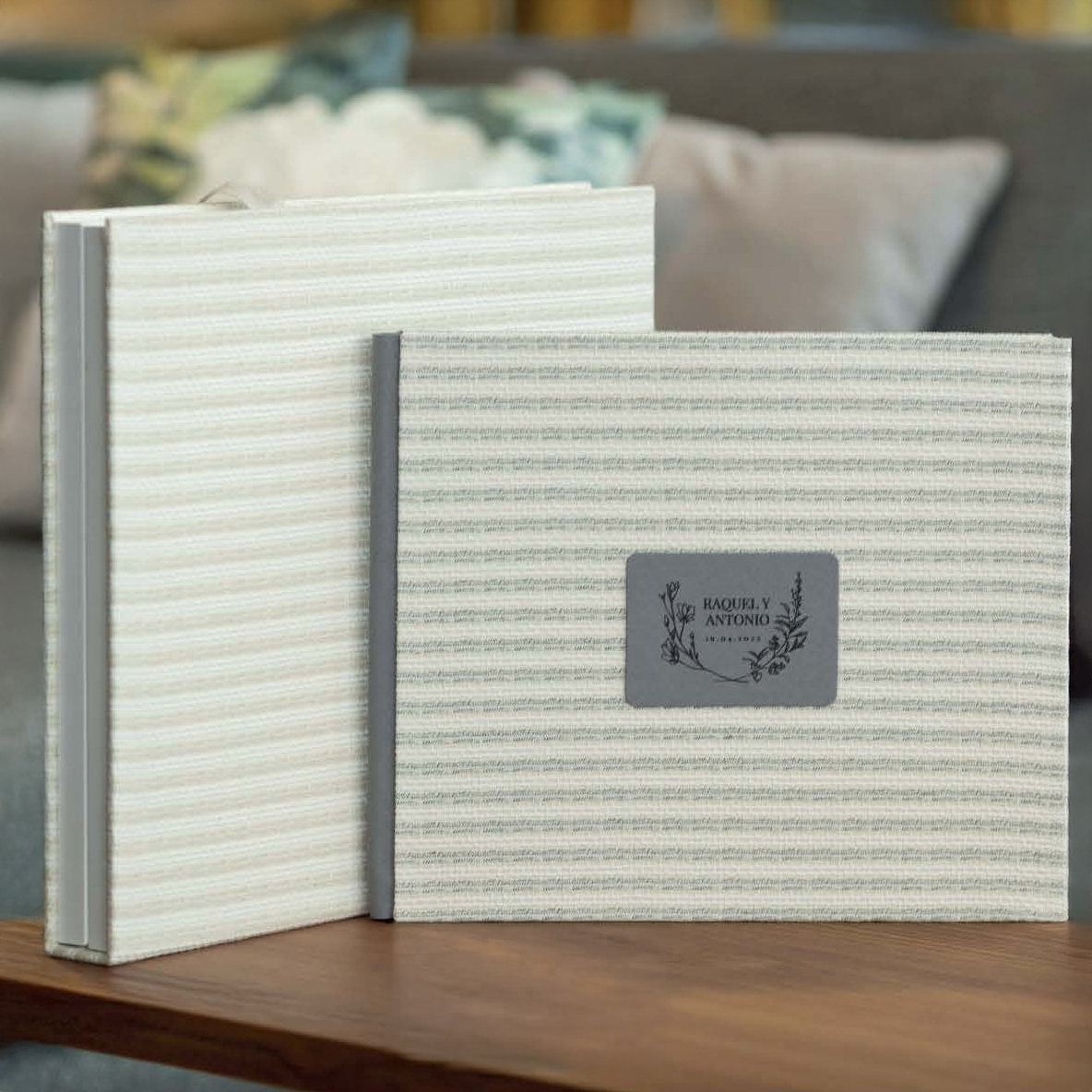 El Álbum de Fotos de Boda Personalizado con Diseño Vintage combina elegancia clásica y personalización.